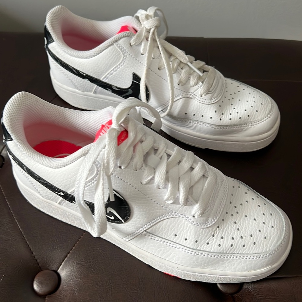 Nike, Women’s size 8, white, black and hot pink! Great condition!